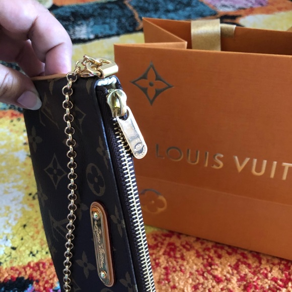 ☀️Louis Vuitton Sale☀️ Louis wristlet  with strap - Picture 5 of 8